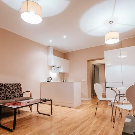 2-room In Historical Art Nouveau House דירה ריגה